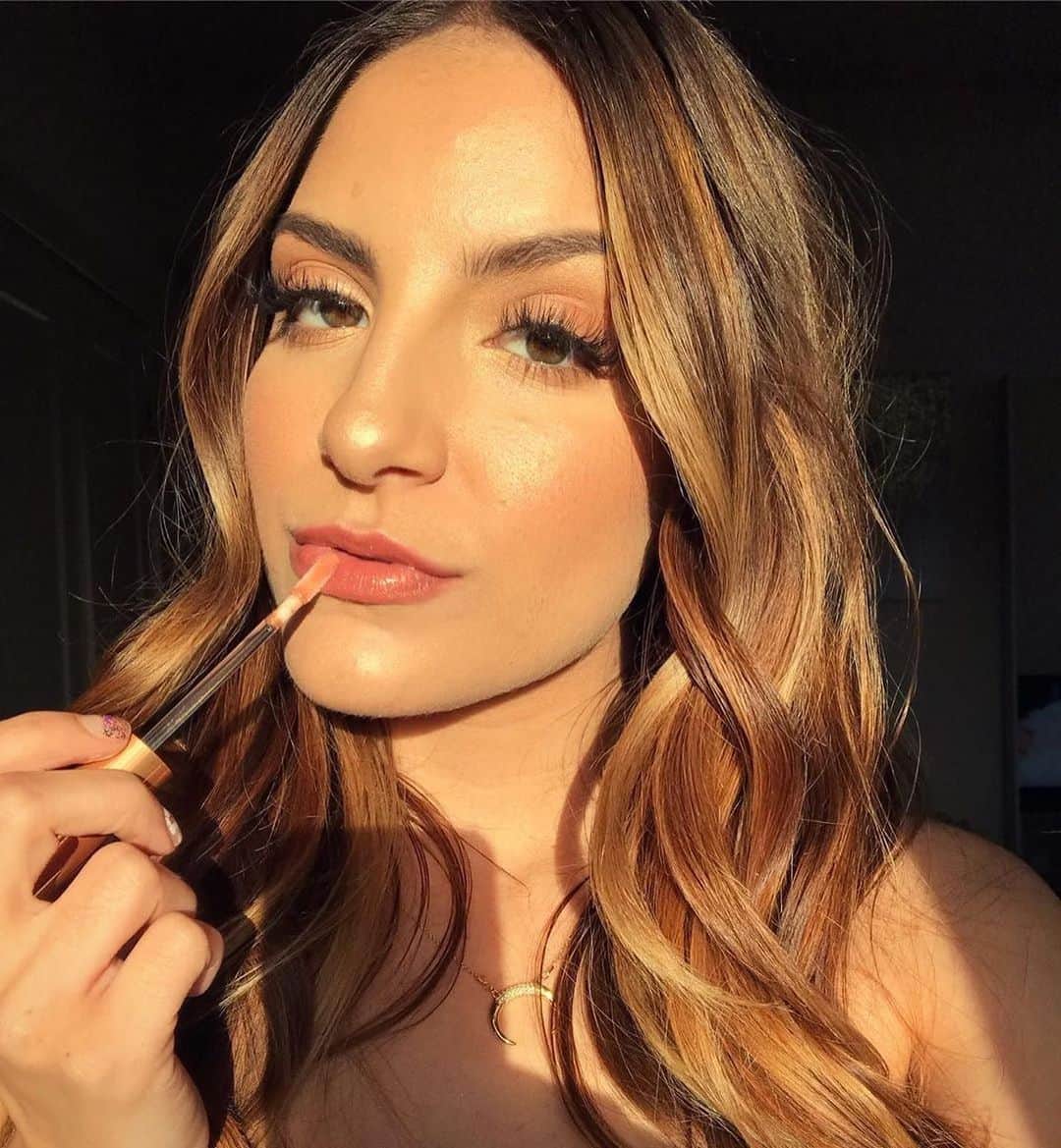 BECCAさんのインスタグラム写真 - (BECCAInstagram)「@haleyandjordan7 gets lost in gloss💭 Tap to shop the NEW Glow Gloss in ✨Champagne Creme✨ for that juicy pout👄 -  #Repost」7月10日 7時09分 - beccacosmetics