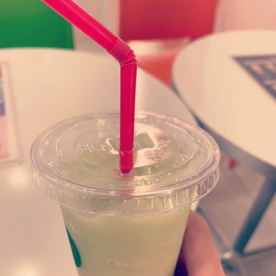 加藤千恵のインスタグラム：「先日のメロンジュース。タカミメロン。甘くておいしかったんだけど、ジュース店では、メニュー見ながら「やっぱりあっちのほうがよかったかなあ」と注文後に思ってしまう呪いから抜け出せない。他の店よりもそう思ってしまうのはなぜ。」