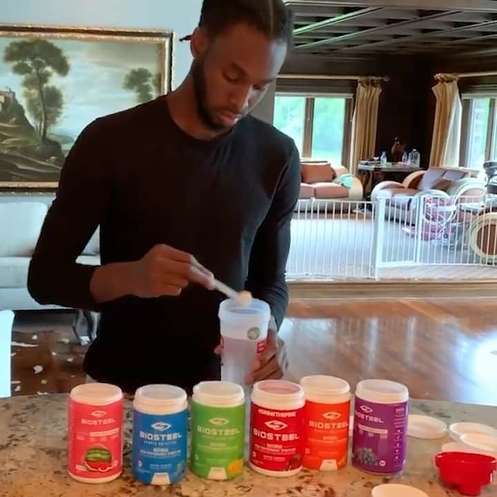 アンドリュー・ウィギンスのインスタグラム：「🌈 Combo of all 6 @biosteelsports sports mix flavours = new Rainbow Twist flavor for the summer. And it’s 🔥@biosteelsports @sportchek」