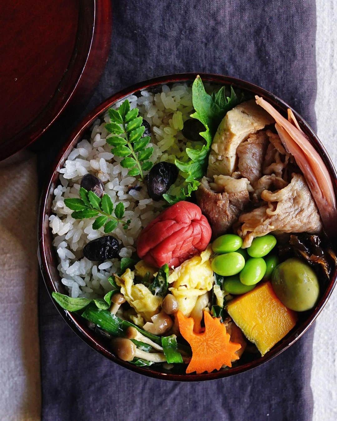 Ryoko Yunokiのインスタグラム：「+ + + Sukiyaki-style beef and tofu bento/肉豆腐弁当 . *black beans rice *simmered beef and tofu with soy sauce, sugar and sake *scrambled egg with Chinese chive and mushroom *dashi-simmered acorn squash *green olive *soy-glazed shiitake and kombu *umeboshi . ＊黒豆ごはん ＊肉豆腐 ＊卵とニラとシメジの炒め物 ＊グリーンオリーブ ＊椎茸と昆布の佃煮 ＊梅干し . . Black beams rice ingredients - dry roasted black beans, rice, sake and salt + + + #bento #お弁当 #丸の内弁当 #f52grams #曲げわっぱ #井川メンパ」