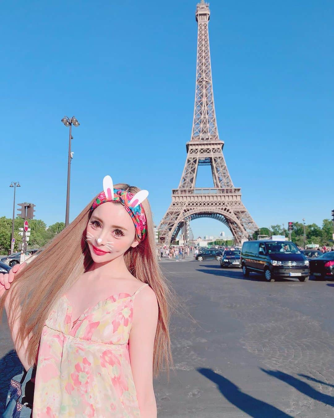 りんのインスタグラム：「パリ🇫🇷❣️❣️✨✨✨ 思い出の写メがありすぎる🤢🤢 とりあえず、ド定番のエッフェル塔🗼🥳💛💛 . 旅行した✈️ １週間が全部☀️🌈晴れてて ベストシーズン最高だった❤️❤️😭👏💯 . でも毎日、太陽が落ちるのが… 夜の22時だった。。。❣️😹🙀💭💭 . #夜がない世界w」