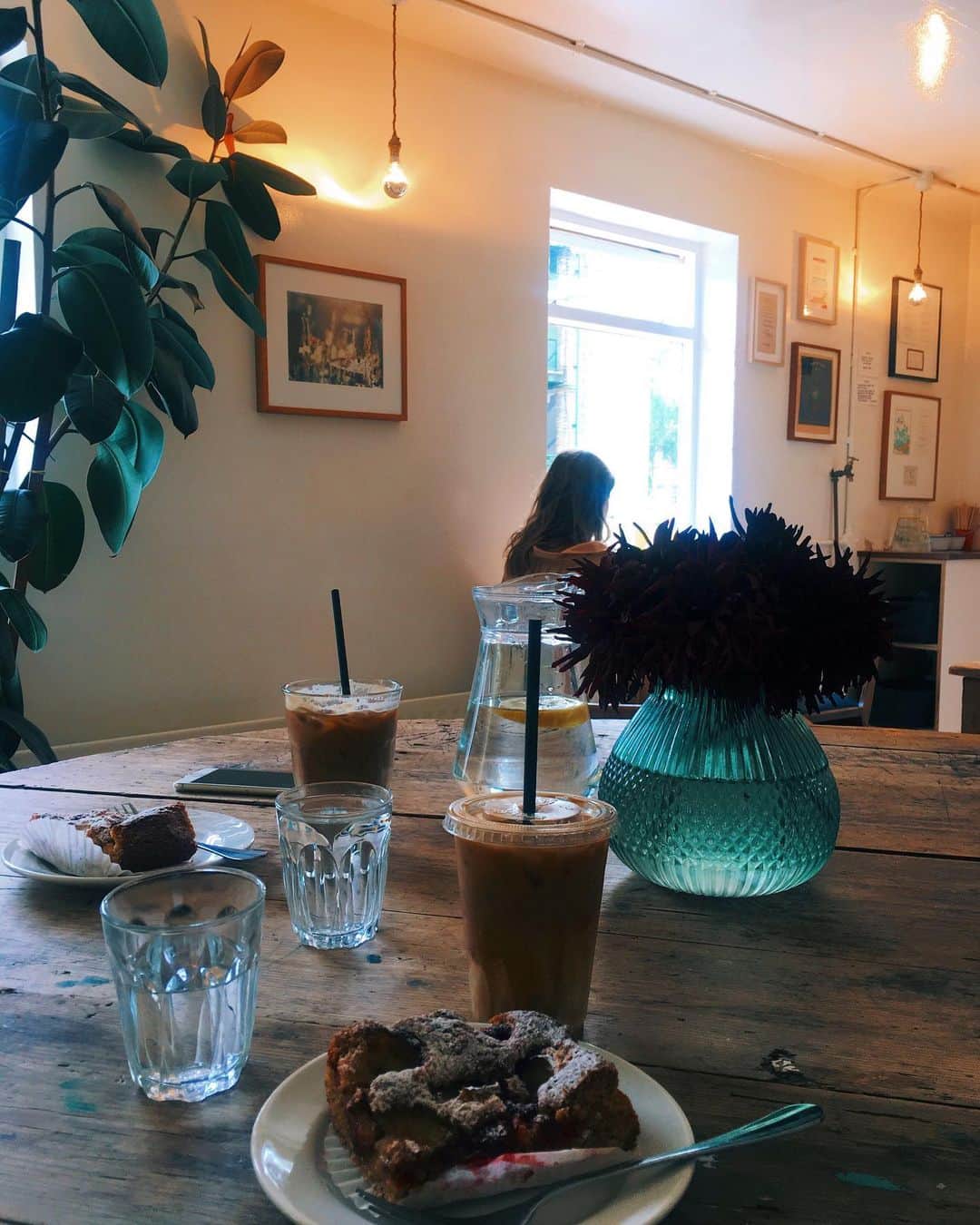 Yu-kiのインスタグラム：「久々のviolet☕️ケーキもアイスオートミルクラテもおいしくて一気に食べ飲みした🤤ここ1人でも気軽に来れるしゆっくり出来る〜ほんとお気に入りカフェ◎いっつも人多いけど😇最寄り駅はDalston Junctionかバス🙆🏻‍♀️#london#eastlondon」