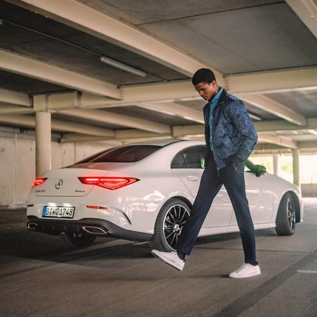 メルセデス・ベンツさんのインスタグラム写真 - (メルセデス・ベンツInstagram)「Road trip season is here – jump into the Mercedes-Benz CLA 220 4MATIC. [Mercedes-Benz CLA 220 4MATIC | Kraftstoffverbrauch kombiniert: 6,7-6,5 l/100 km | CO₂-Emissionen kombiniert: 153-148 g/km | http://mb4.me/nefz]  @tommyhilfiger #TommyHilfiger #MercedesBenz #roadtrip #CLA #Style #Fashion #car #carsofinstagram #instacar」7月10日 7時39分 - mercedesbenz