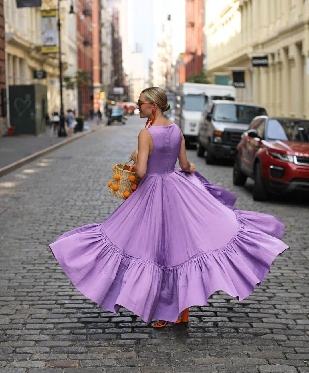 ブレア・イーディーさんのインスタグラム写真 - (ブレア・イーディーInstagram)「<back ➡️ front // never not twirling> this dress and a bunch more sale items now on Atlantic-Pacific #sohostyle #salepicks #blaireadiebee」7月10日 7時49分 - blaireadiebee