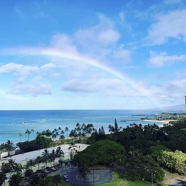 Trump Waikikiさんのインスタグラム写真 - (Trump WaikikiInstagram)「The Hawaiian sun meets the rainbow. Wake up to views from your guestroom offering floor-to-ceiling windows. #trumpwaikiki #fivestarluxuryhotelhonolulu #traveltuesday #lethawaiihappen #visitoahu 📷: @howahowapiroyan  お目覚めはオーシャンビューで。トランプ・ワイキキの客室の窓は床から天井まであり、ワイキキの海やホノルルの街並みが見渡せます。 #トランプワイキキ #オーシャンビュー #5つ星ホテル #ハワイ旅行 #ハネムーン」7月10日 7時44分 - trumpwaikiki