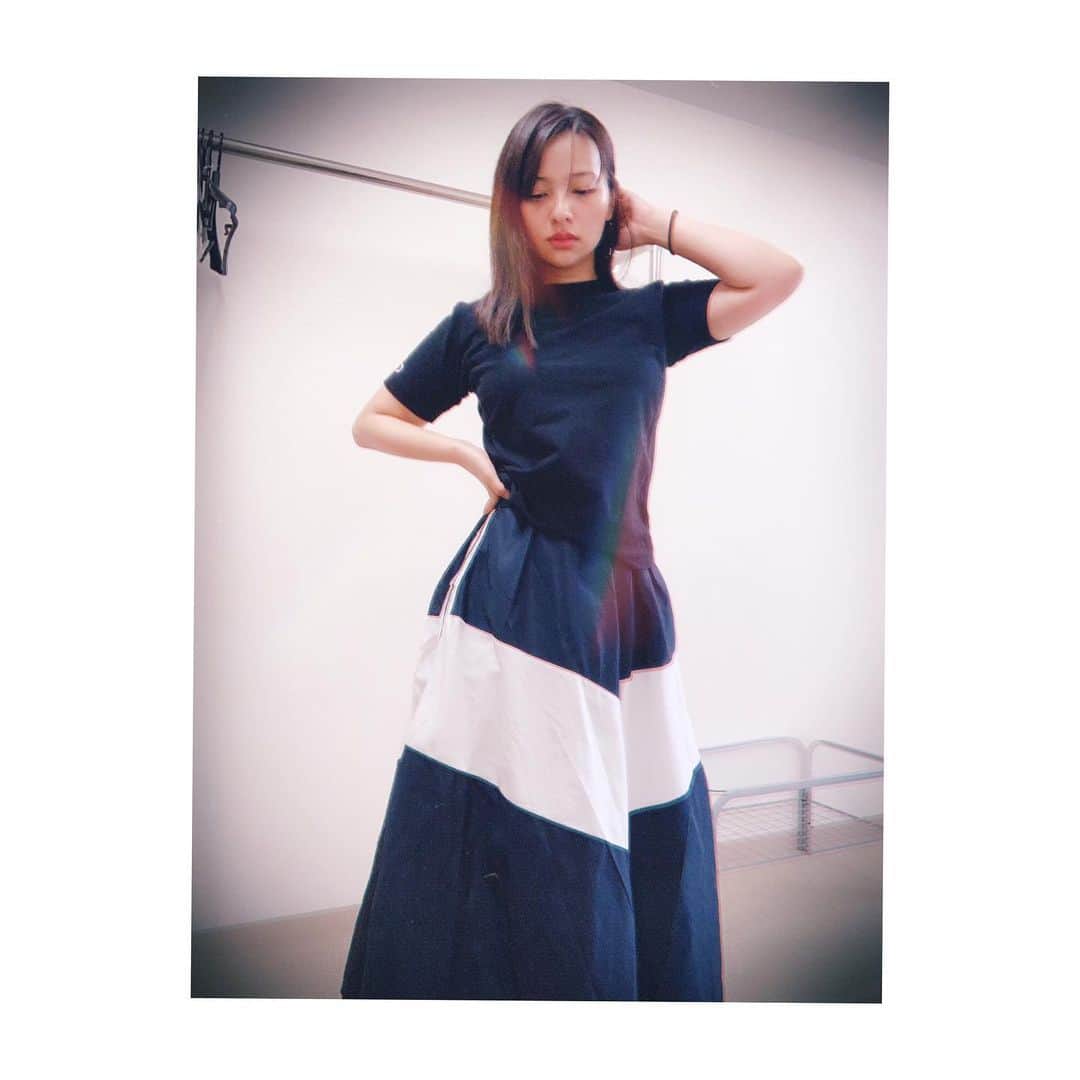 のインスタグラム：「本日も朝から撮影😇 残り4日だよ〜ラストスパート。 * * * お洋服 T-shirt(@champion @champion_japan ) skirt(@7things.official) #ootd #ootdfashion #洋服 #スカート #チャンピオンtシャツ」