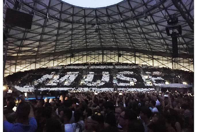 MUSEさんのインスタグラム写真 - (MUSEInstagram)「Another fantastic night in France, another amazing and surprising fan organised flash-mob (flash-mob, is that the right noun???) #simulationtheoryworldtour . . 📸@fotosbykara」7月10日 7時51分 - muse