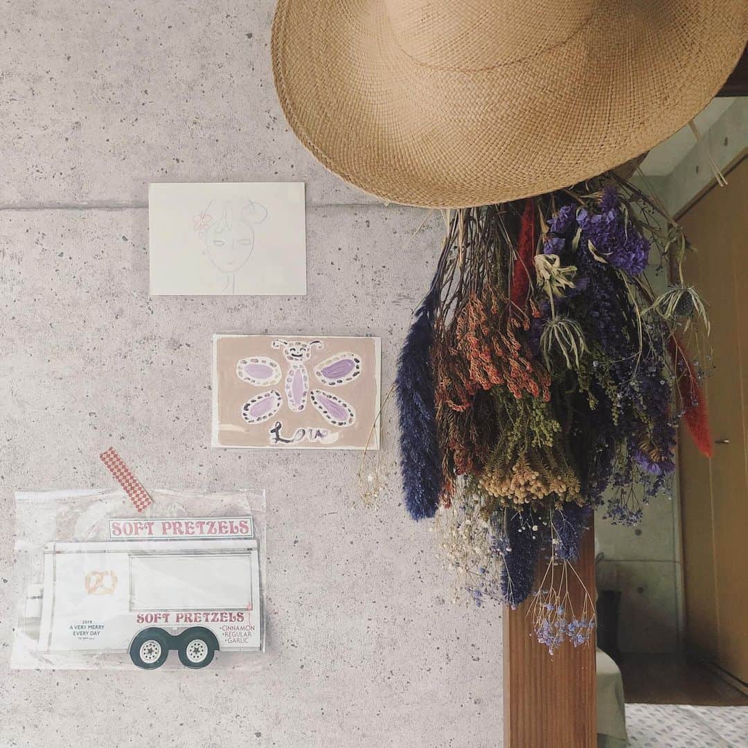 のインスタグラム：「お部屋のお気に入りコーナー💁🏽‍♂️ りさこ画伯のイラストたちが新入りに🎨 彼女の絵を初めてみた時から 個展がいつか開催されたら絶対に行くと決めていたんだ🌝 それくらいに大好きなの、りさこの絵🖼 現在開催中の 待ちに待っていたりさこ個展に乱入 会うのは4.5年ぶりくらいだろうか、、、 いつも通りのりさこ、安心な気持ちにさせてくれる✨ お世話になりました🥰 . 人は環境が変われば、 出会う人付き合う人の変化の中で変わっていくものなのに 私が好きな人たちは 良いところをずっと大切に変わらないでいてくれる🤲🏻 . みんながんばってる、私ももっとがんばろっと✊🏻と 勇気をもらえるこのコーナー オーダーしまくったりさこの作品たち、 届いたらここに飾ろっとー！」
