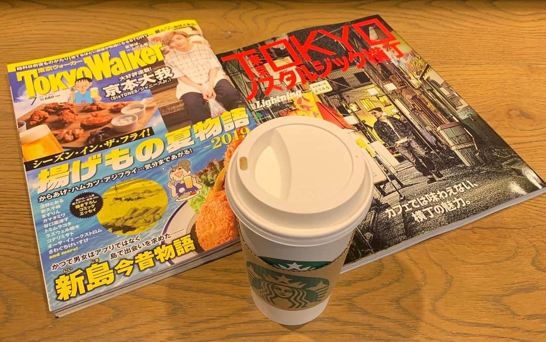 くろさんのインスタグラム写真 - (くろInstagram)「📚BOOK&CAFE☕️ #TokyoWalker #シーズンインザフライ #揚げもの夏物語  #ってか知らないうちに月刊誌になってたのねー #東京ノスタルジック横丁 #別冊Lightning #カフェでは味わえない横丁の魅力  #starbuckslatte #starbucks #starbuckscoffee #スタバ #スタバラテ #スターバックスラテ #スターバックスコーヒー #スターバックスコーヒーTSUTAYA新橋店」7月10日 8時07分 - m6bmw