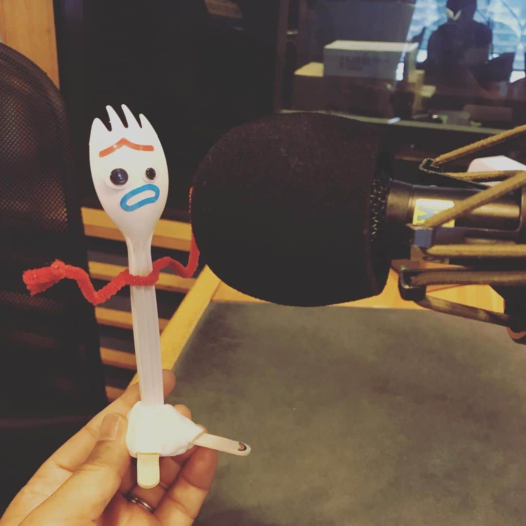 中野耕史のインスタグラム：「今日の #KissFM #4seasons では 映画 #トイストーリー4  のムビチケ（ご招待券）をプレゼント🎁 新キャラクター フォーキーをディレクターが作ってくれました♪🎧 アクセスお待ちしています😊」