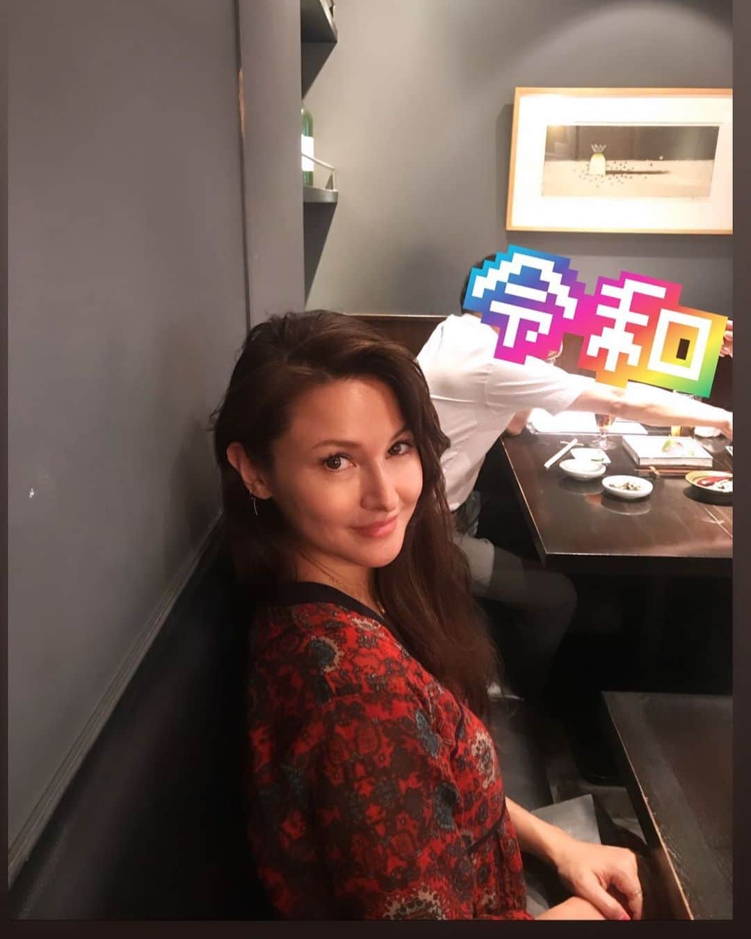 のインスタグラム：「居酒屋さん🏮 好きです。 はい。 顔とは裏腹な物が好きでして☺️ 板わさとかね。。 辛子レンコンとかね。。 ． 自分を通しても言えますが 人は見た目で判断してはならない、、、と。 私は『こう見えて。。。』 の連続の人間なのです。 ． そんな私から産まれたキミが 撮影してくれたこの一枚 キミの目線を感じられて マミーは堪らなく幸せです😻🔥 ． ありがとう ． #キミ目線c」
