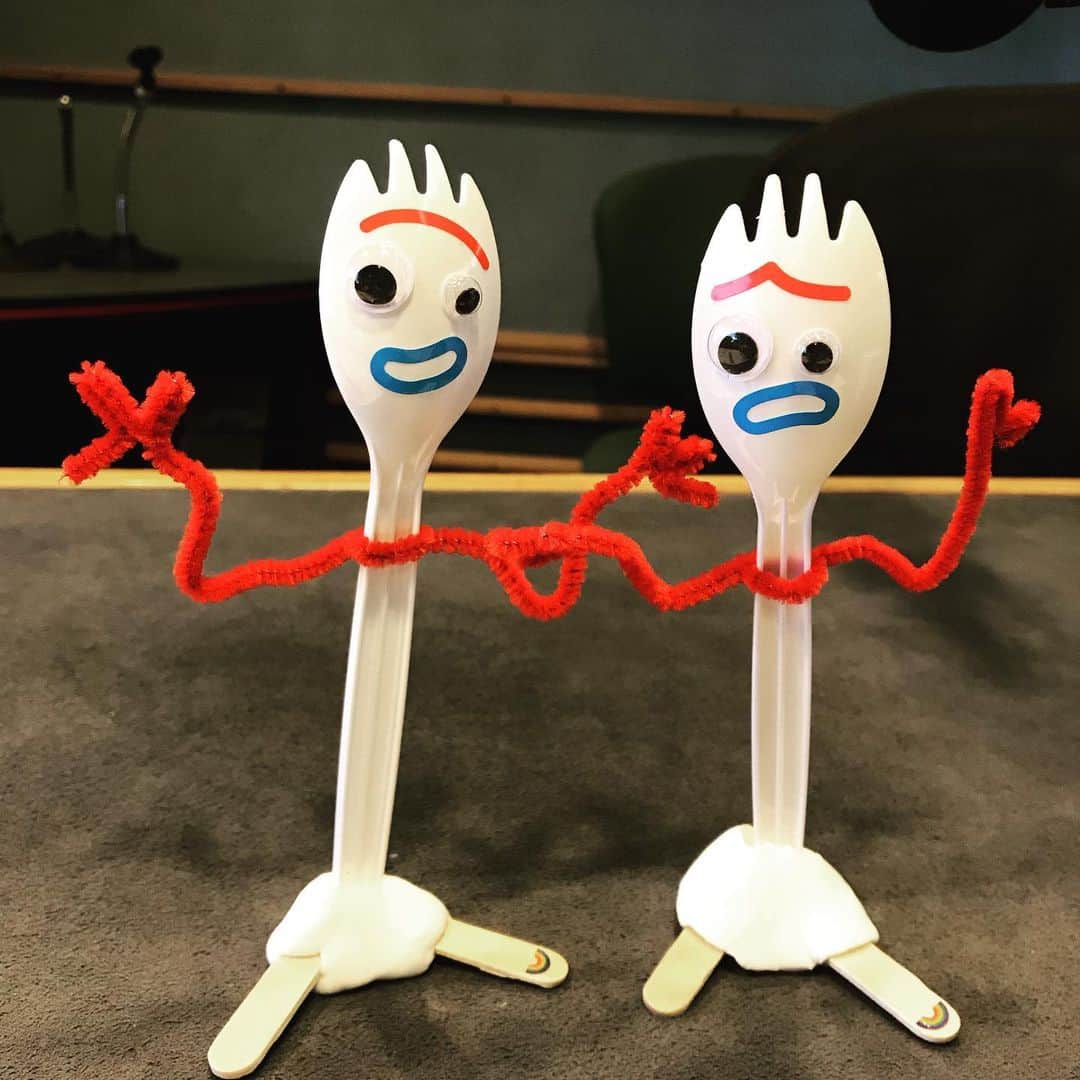 中野耕史のインスタグラム：「中野耕史も作ってみました😊 ディレクターのと並べると漫才してるみたい😎 #トイストーリー4 のムビチケ #プレゼント ♪ #KissFM #4seasons」