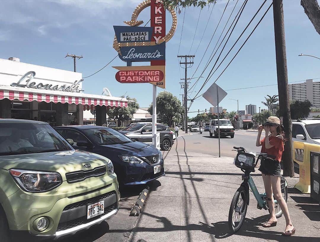 のインスタグラム：「biki っていうレンタル自転車借りてサイクリング🚴‍♀️Leonard'sは長蛇の列だったので諦めてハワイ大学見に行ってからアラモアナまで🛒bikiのタッチパネルは反応が遅いから何回もタッチしがちなんだけど、一回押してしばらく待つと動くっぽい。日本語に切り替えられるし、駐輪場の位置はアプリですぐわかるし、やり方はほぼイギリスのやつと一緒😊でもやはり暑い。 _ _ _ #michika_trip #旅行 #海外旅行 #ハワイ #ハワイ旅行 #hawaii #하와이 #하와이여행 #tabippo #tabijo #女子旅 #여행스타그램 #여행에미치다 #ワイキキ #タビジョ #ホノルル #호놀룰루 #いつも帽子調整してる」