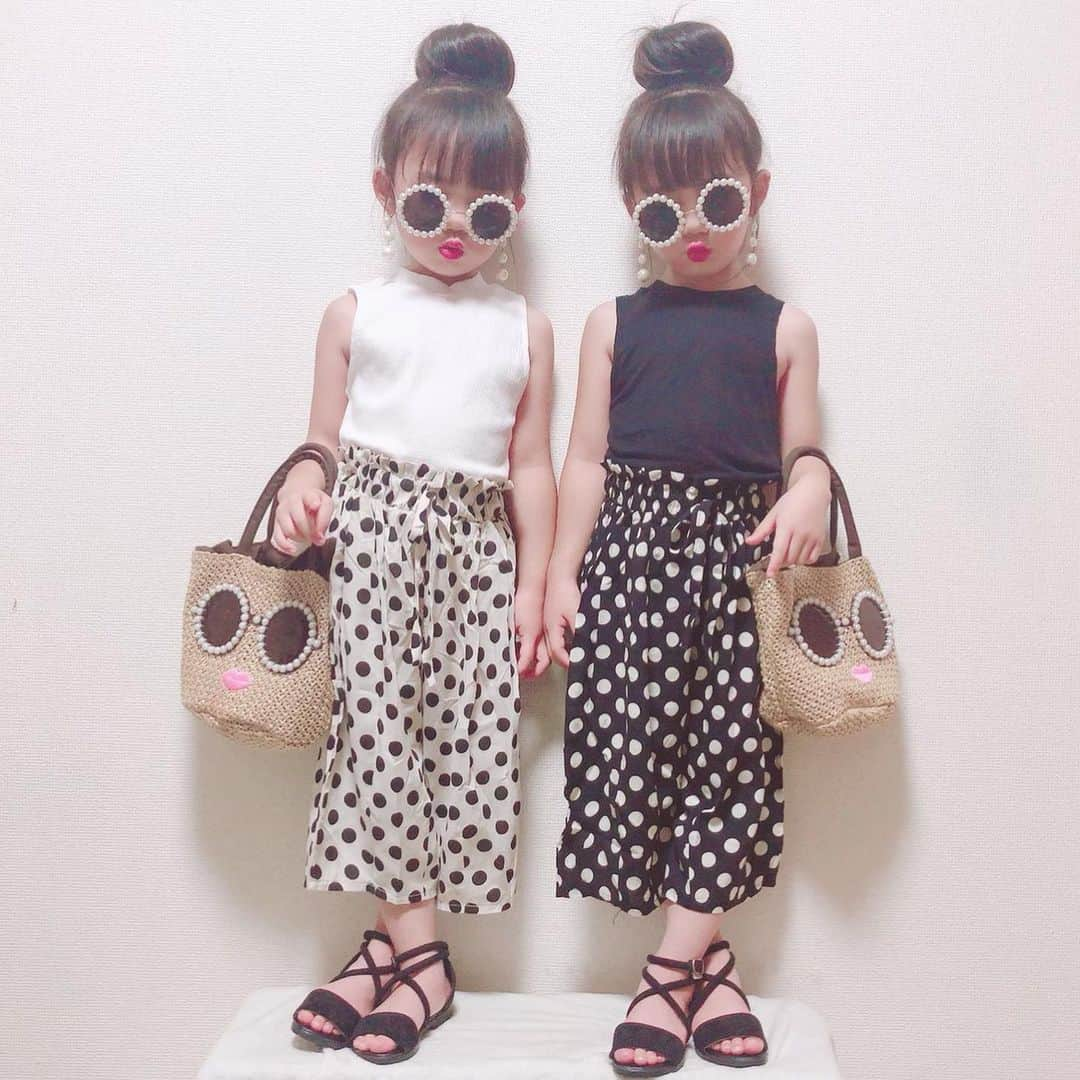 韓国子供服♡smilekids(すまいるきっず) さんのインスタグラム写真 - (韓国子供服♡smilekids(すまいるきっず) Instagram)「* * ☻ご覧頂き有難うございます☻ . . ︎︎︎︎☑︎デザインが お洒落で可愛い♡ ドットプリント ロングパンツ 在庫わずかです‼︎🗣 . シンプルなデザインで 何にでも合わせやすいです😘 . . . . . ☺︎着画model ららここᒼᑋªⁿ☺︎ ☺︎smilekids monitor model☺︎ @lacolaco0612  size:110 . ————————————————— . . web shop http://smilekids888.com/で販売しています← —————————————————— ★ゆうちょ振込での購入も可能です★ web shopより、在庫を確認後  商品名、サイズ、カラーをDMにて 連絡頂けると幸いです☺︎ 確認後のお返事になりますので お時間を頂く場合があります。 在庫が少ない場合や再入荷の人気商品は 取り置きが難しい事があります。 ご了承ください🥺 . . —————————————————— ご購入してくださった方へ✉️ @smilekids888 をタグ付けして投稿して頂いた方を ストーリーにて紹介させて頂きます😍  さらに‥抽選で‥ 毎月、５名様にお買い物で使えるクーポンを プレゼント🎁致します☺️ . 1等‥1.000円OFFクーポン(2名様) 2等‥500円OFFクーポン(3名様) . 沢山のタグ付けをお待ちしています😍  __________________ . . . . . . . . ☻webshopには.Instagramプロフより リンクでとべます✈︎✈︎✈︎ . . . . #熊本ママ #山鹿 #webshop #韓国子供服 #格安#お洒落さんと繋がりたい  #熊本 #キッズコーデ #裏起毛#キッズファッション  #ig_kids #kids_japan #親バカ部  #kjp_ootd #今日の服 #kidsfashion #プチプラコーデ  #プチプラファッション #mamagirl #リンクコーデ#ママリ#smilekids #３歳#４歳#５歳#春#新作#ファーデニム」7月10日 8時38分 - smilekids888