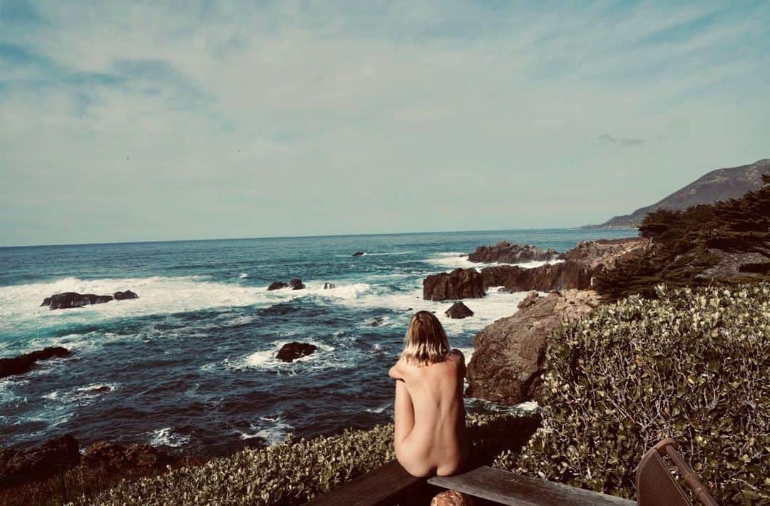 フィービー・ダールのインスタグラム：「In a permanent state of wander. ✨」
