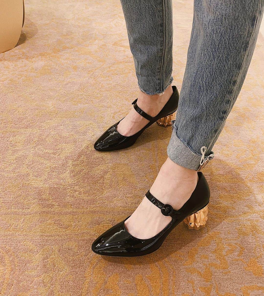 ジェーン・アルドリッジのインスタグラム：「Goody two shoes @ferragamo 🖤🙌」