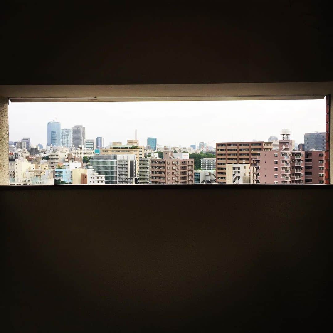 のインスタグラム：「おはようございます！朝ランへ！  #サウシュー #stingrun #run #running  #adidas #朝ラン #ランニング #ラン #urbanrunning #adidasrunning #adidasultraboost #streetrunning #アディダス #tokyo #tokyorunning https://instagram.com/tv/BxUjTozlq5J/」