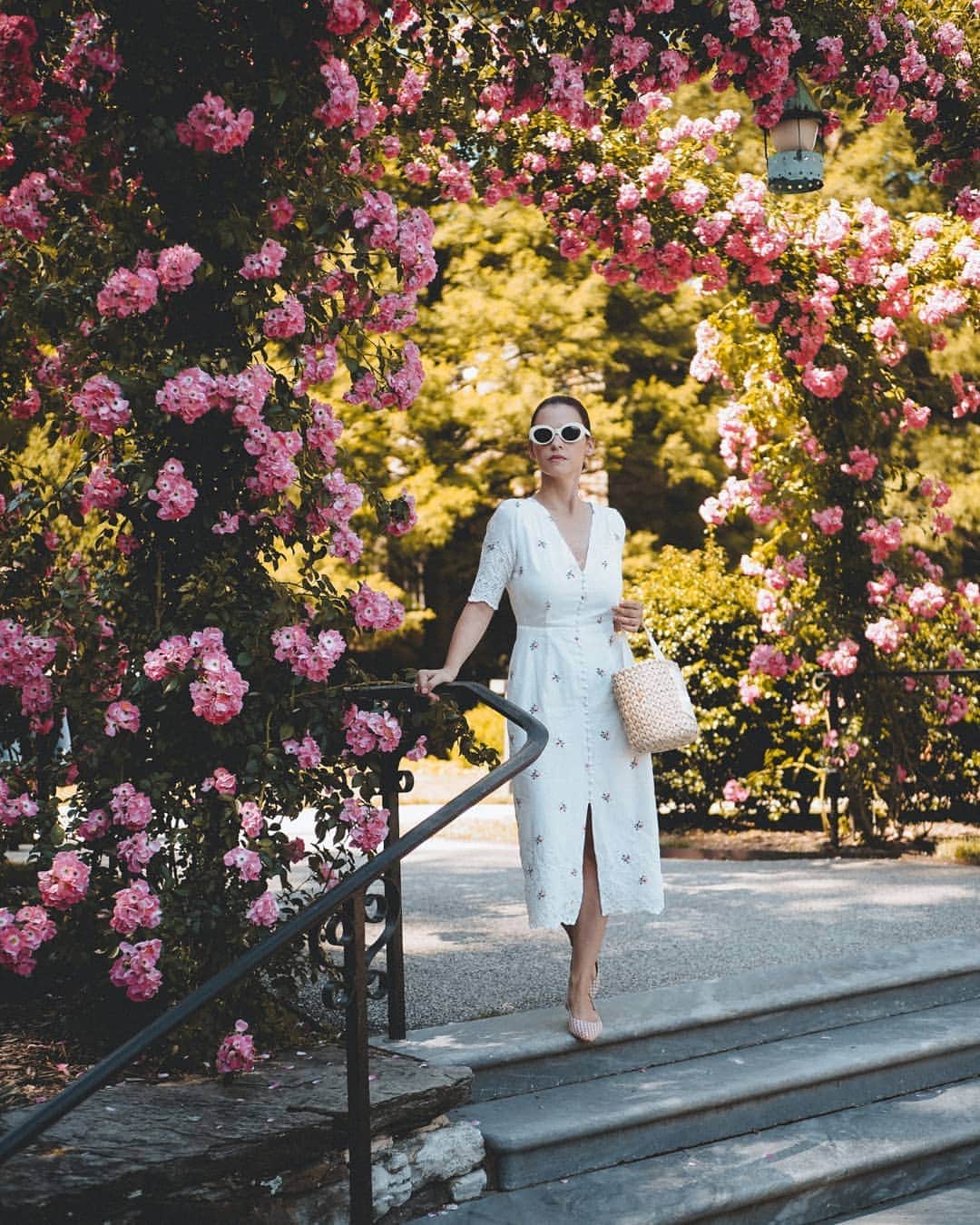 ユミキムさんのインスタグラム写真 - (ユミキムInstagram)「This is how to make an entrance.  @bittersweetcolours in the Provence Dress.  #ykmyway #provence #embroidered #cotton #mididress #neverawallflower #YumiKim」7月10日 9時00分 - yumikim