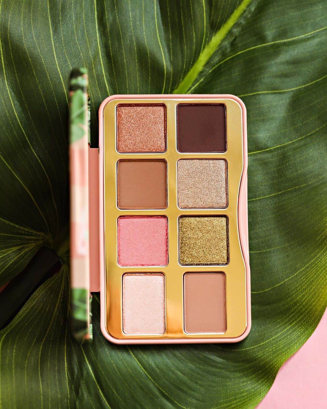 Too Facedさんのインスタグラム写真 - (Too FacedInstagram)「Travel light for your Summer getaway with our travel-friendly Shake Your Palm Palms Eye Shadow Palette. 🌴 Smells like a Peaches & Cream vacation dream! 🍑 #tfpeachesandcream #toofaced」7月10日 9時04分 - toofaced