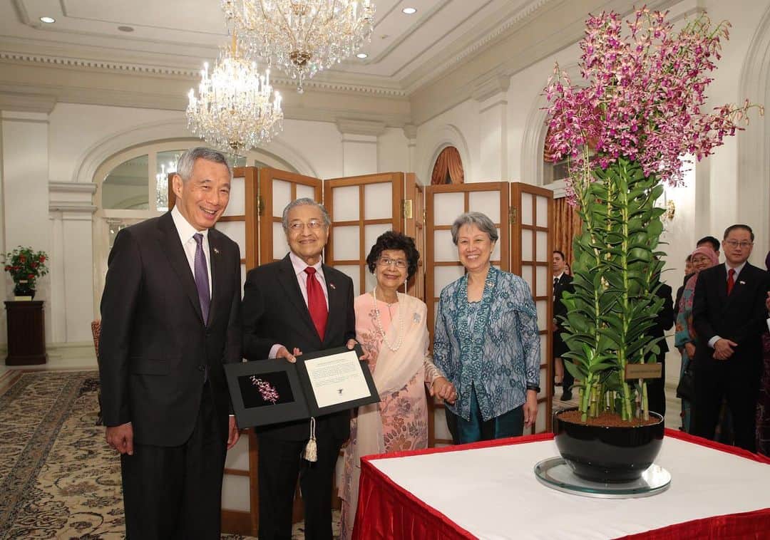 リー・シェンロンさんのインスタグラム写真 - (リー・シェンロンInstagram)「A very happy 94th birthday to Dr Mahathir (@chedetofficial) today!  Look forward to welcoming him and Dr Siti Hasmah at #NDP2019. My best wishes to him on his birthday. – LHL (With Dr Mahathir and Tun Siti Hasmah when they visited Singapore before last year’s ASEAN Summit. We named an orchid, the Dendrobium Mahathir Siti Hasmah, in their honour. / MCI Photo by Chwee)」7月10日 9時04分 - leehsienloong