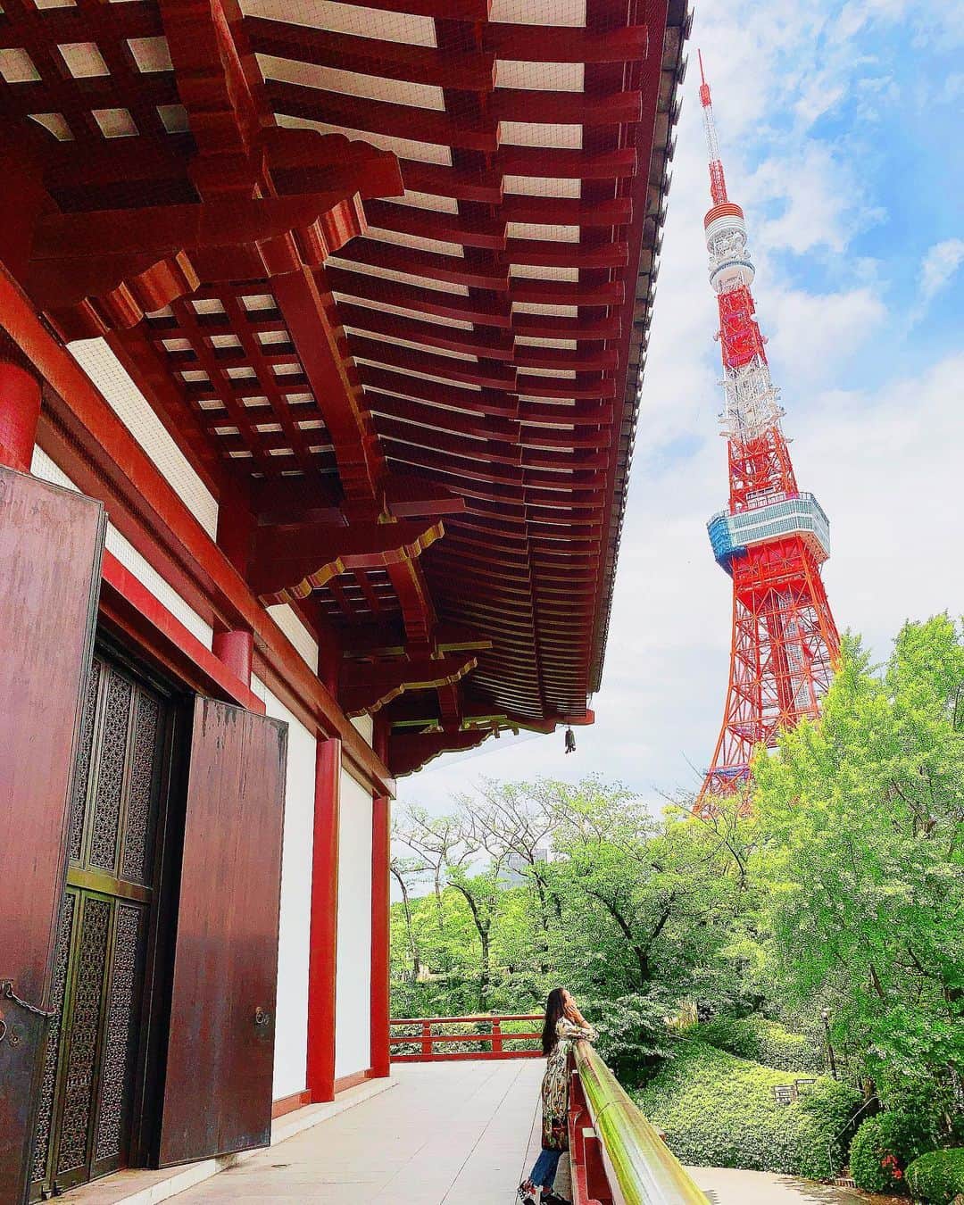 吉田セイラのインスタグラム：「東京タワー🗼この存在感が好き‼️ どの場所から見ても素敵❤️ #東京タワー #tokyotower #love #mood #goodvibesonly #gorgeous #life #live #elitesuites #happy #vintage #red #offwhite #luisvuitton #harrywinston #寺」