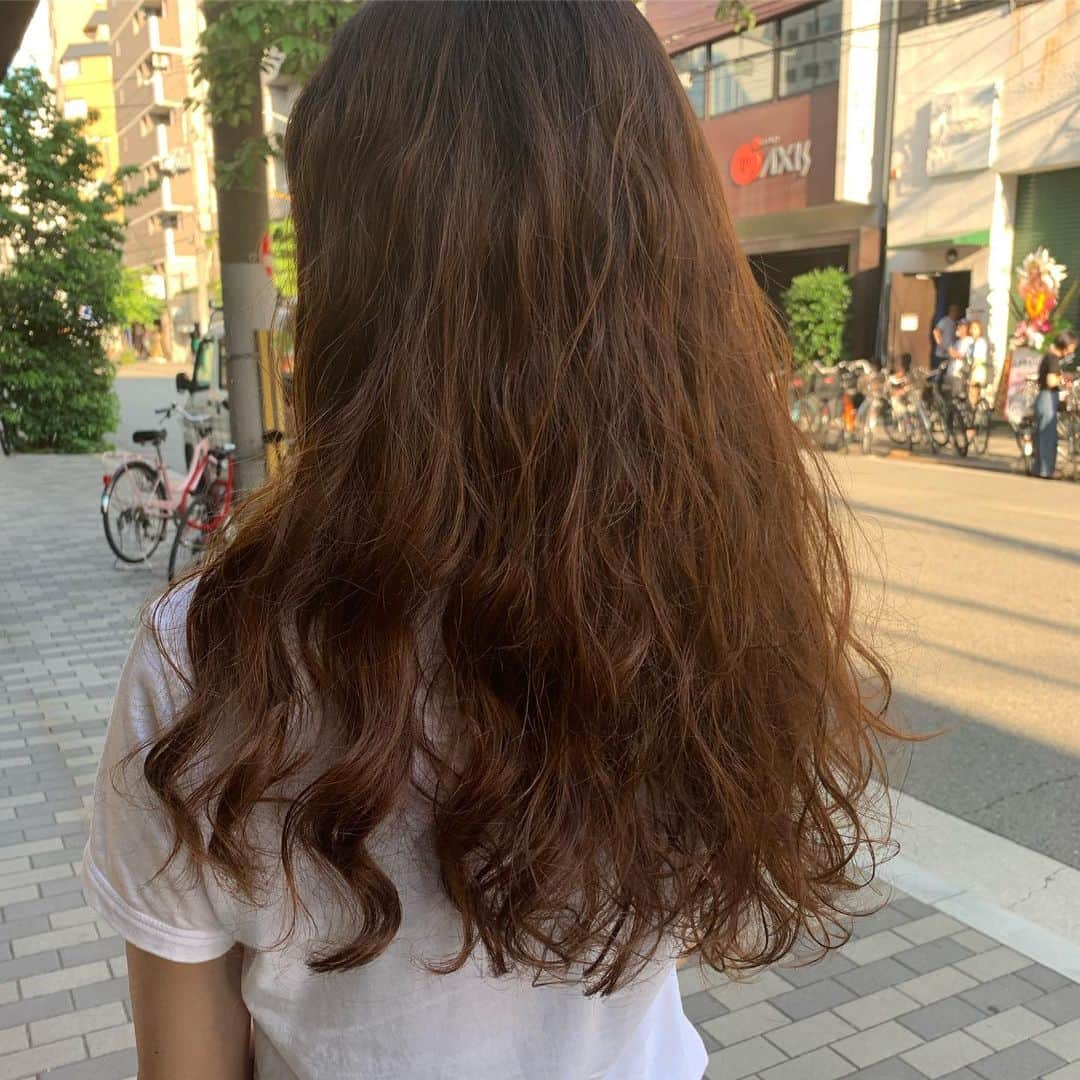 【北堀江・美容室 peaks hair】さんのインスタグラム写真 - (【北堀江・美容室 peaks hair】Instagram)「ㅤㅤㅤㅤㅤㅤㅤㅤㅤㅤㅤㅤㅤ デジタルパーマスタイル👩🏼‍🦱🧡 ㅤㅤㅤㅤㅤㅤㅤㅤㅤㅤㅤㅤㅤ しっかりパーマをあてるスタイルです。  パーマの持ちが悪い方は、  是非デジタルパーマをオススメします！！🌼 ㅤㅤㅤㅤㅤㅤㅤㅤㅤㅤㅤㅤㅤ stylist オクノ ㅤㅤㅤㅤㅤㅤㅤㅤㅤㅤㅤㅤㅤ ㅤㅤㅤㅤㅤㅤㅤㅤㅤㅤㅤㅤㅤ #peakshair #ピークスヘアー#堀江#北堀江#美容室#Instagood#Instahair#hairstyle#Instafashion#イルミナカラー#小顔#美意識#おしゃれな人と繋がりたい#おしゃれ#お洒落#ヘアアレンジ#ヘアスタイル」7月10日 9時11分 - peakshair