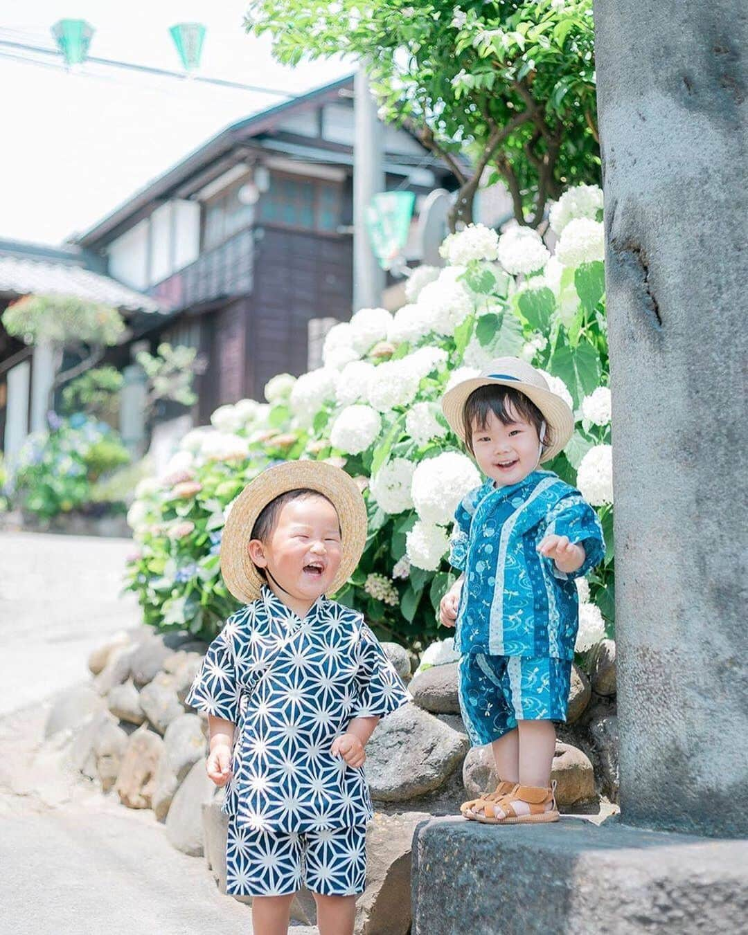 バースデイさんのインスタグラム写真 - (バースデイInstagram)「✏甚平着て神社へ行ったよ⛩ . @310mtmt さん バースデイの商品を着用した素敵なお子さまの投稿 ありがとうございます ---------------------------- . 甚平（左） 品番：260-0071 サイズ：100・110・120・130cm 価格：1,480円 . 『#毎日がバースデイ』のハッシュタグと バースデイの商品を着用したお子様の写真 をつけて投稿してくれた方の中からいくつかバースデイアカウントで紹介させていただきます📷. バースデイのアイテムがお子様にとってはじめての大切な出来事に彩りを添え、日々の成長と共に寄り添える存在でありますように｡:+* . 商品については店舗により在庫が異なりますので、 お近くの店舗にお問い合わせください。　 売り切れの際はご容赦ください。 . #毎日がバースデイ #バースデイ #子供服 #こども服 #子ども服 #成長記録 #育児記録 #甚平 #子供甚平 #キッズ甚平 #男の子コーデ #2歳 #むすこーで #男の子ママ #お祭り #お祭りコーデ #甚平男子 #オシャレキッズ #こどものいる暮らし  #子供のいる暮らし #子供浴衣 #キッズコーデ #子供のいる生活 #子どものいる生活」7月10日 20時04分 - grbirthday