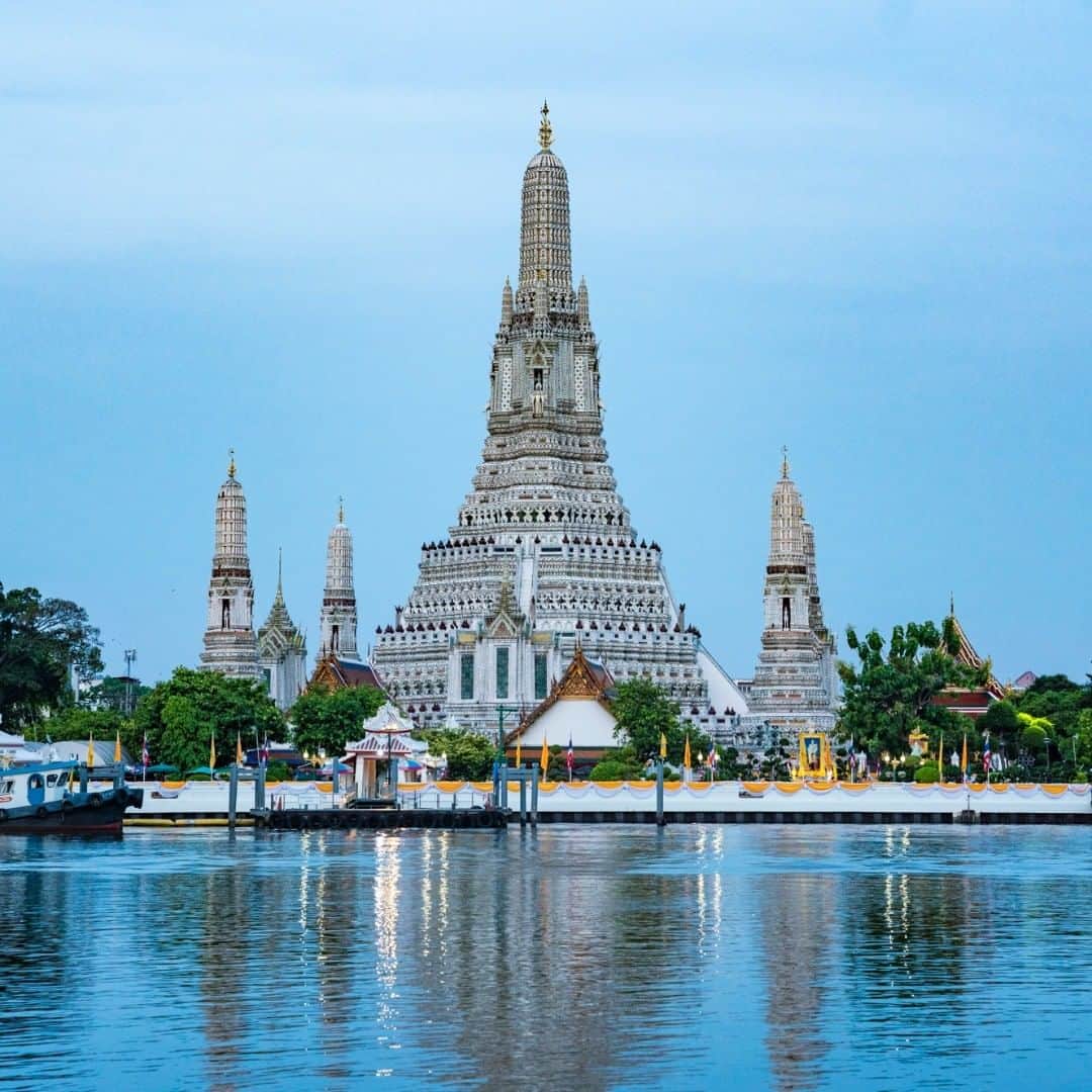 ルフトハンザさんのインスタグラム写真 - (ルフトハンザInstagram)「Claim your reward for getting up early and experience the peaceful atmosphere that encompasses the Wat Arun temple at daybreak. #CityOfTheMonth #Bangkok #Lufthansa」7月10日 20時07分 - lufthansa