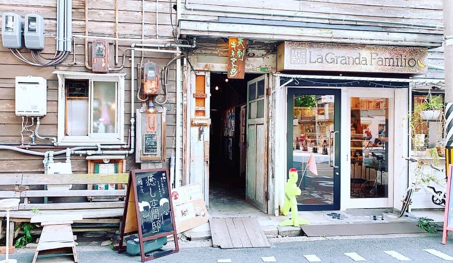 浜田真衣のインスタグラム：「#中崎町カフェ を見つけちゃいました🔎 @iyashikukantei ってとこ！ 昭和感漂っててすごく癒されました♡  食べたいものを頼んだら #メロンソーダ と #きなこもち  っていう謎な組み合わせに笑  でもすごく美味しかったので大満足でした😀！ #カフェ巡り部 #関西カフェ部#癒しの空間 #リアルシンデレラストーリー#カフェ巡り好きな人と繋がりたい #大阪#instagood #浜田真衣#インスタ映えカフェ#大阪カフェ#followme#インフルエンサー#snsクリエイター #インスタグラマー#インスタ映え#お出かけスポット#大人カフェ #monaカフェ#北浜カフェ#オシャレカフェ #オシャレカフェ巡り #カフェ巡り大阪#中崎町カフェ #昭和な感じ」