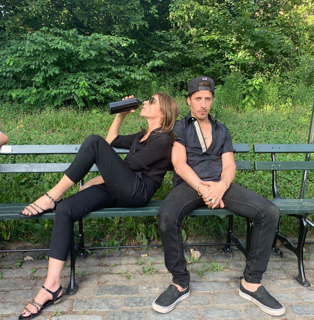 カリーヌ・ロワトフェルドのインスタグラム：「A day in the parc🍀 @stevenkleinstudio #centralpark 📸 @ronnie_hart」