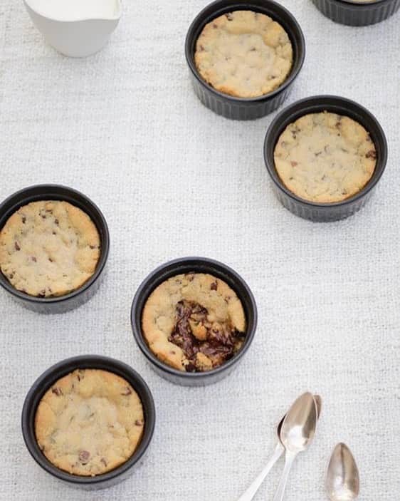 ナイジェラ・ローソンさんのインスタグラム写真 - (ナイジェラ・ローソンInstagram)「#RecipeOfTheDay is a particular family favourite: Chocolate Chip Cookie Dough Pots. Very easy to make, and always a treat. Eat with ice cream or clotted  cream for total joy.  Photograph by @nordljus  And to get the recipe, click on link in bio.  To clarify, proceed as follows: tap on my name, which will take you to a page that has a link on it that says www.nigella.com/instagram. When you click on this link, it will take you to a page of photographs: click on the photograph of the recipe in question!」7月10日 18時38分 - nigellalawson