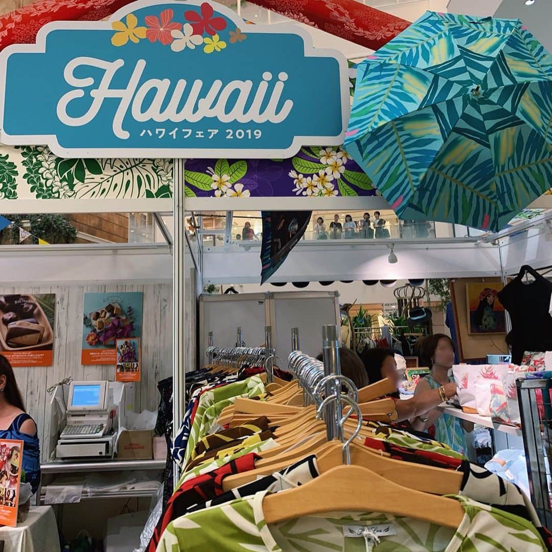 karen okajimaさんのインスタグラム写真 - (karen okajimaInstagram)「ㅤㅤㅤ ㅤㅤㅤ 本日7月10日(水)～16日(火) まで 阪急うめだ本店でハワイフェアが開催中😎🌴🌺 ㅤㅤㅤ  フラダンスショーを見れたり ハワイの本場のグルメを堪能できたり ハワイグッズなど盛りだくさんっ❤️ ㅤㅤㅤ  かれんはハレクラニのアイスティーを 飲んだけど美味しすぎました〜😍😍 ㅤㅤㅤ  みんな大好きガーリックシュリンプも売ってたよ🦐  大好きなハワイ🌴 また来年行く予定やから楽しみだなぁ😆💕 ㅤㅤㅤ ㅤㅤㅤ  #Hawaii #ハワイフェア #ハワイフェア2019 #阪急ハワイフェア2019 #阪急百貨店 #阪急うめだ本店 #うめはん #うめだ阪急PR #岡島かれん」7月10日 18時39分 - karenokajima0318
