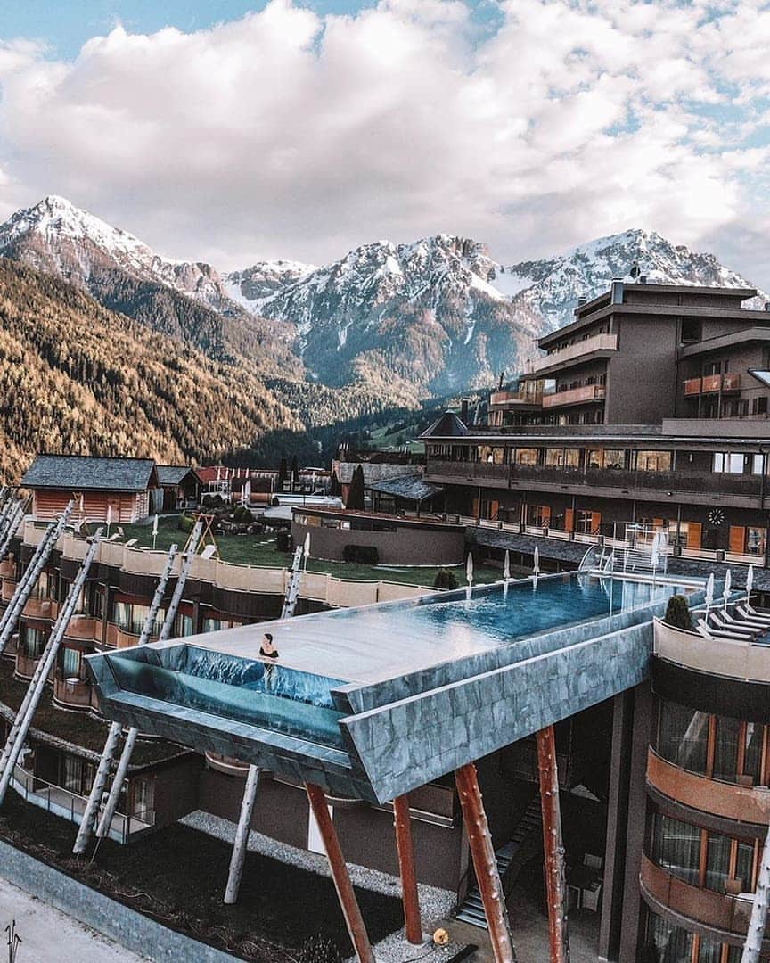 Discover Earthさんのインスタグラム写真 - (Discover EarthInstagram)「What an incredible pool and amazing view on the Dolomites mountains in the background ! 🏔🇮🇹 Who would you want to spend some time there with ? Tag them ! — 📍#DiscoverItaly — 📸 Photo by @seachiic」7月10日 18時39分 - discoverearth