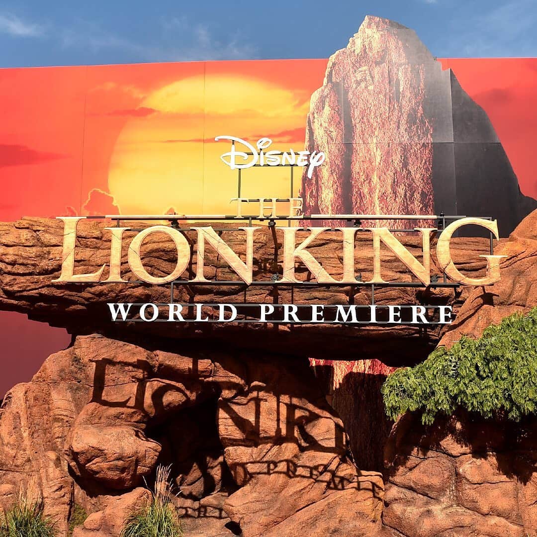 PANDORAさんのインスタグラム写真 - (PANDORAInstagram)「Pandora has a new line of jewellery in celebration of Disney’s The Lion King. We love seeing @imjennim and @weronikazalazinska at the film’s world premiere in Los Angeles, CA rocking Disney's Simba & Mufasa Sunset pendant charm from the new collection. See #TheLionKing only in theatres. #DISNEYxPandora #PandoraShine」7月10日 18時45分 - theofficialpandora