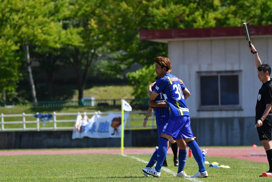 萬代宏樹さんのインスタグラム写真 - (萬代宏樹Instagram)「次こそ勝ちましょう。  まずは練習から。  チームみんなで高め合おう。  #ラインメール青森 #ヴィアティン三重 #次は東京で試合 #みんな来やすいから #来てくれるよね笑」7月10日 18時43分 - bandaihiroki