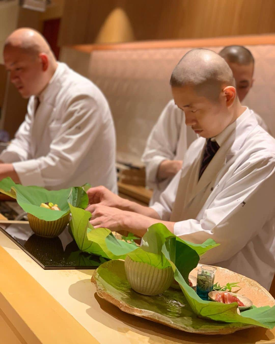 黒沢祐子さんのインスタグラム写真 - (黒沢祐子Instagram)「・ ・ 25年前の7月9日が開業の @parkhyatttokyo の 25周年partyへ  パークハイアットは公私ともに大好きなホテルで 25年経っていると思えないくらい色褪せず ラグジュアリーで色気があり私にとって特別なホテル  そんなホテルとまさに同じ誕生日の心友ヒロシ @hiro_79hello を誘ってステキな空間を一緒に味わう 25周年記念の竹鶴✖️カンパリのカクテルも堪能🍸  ホテルと彼女のお祝いをするお食事をイメージして 夏着物を着て行った この夏着物は4年前に初めて自身で考えて誂えたもの 小千谷縮の薄い水色と、長襦袢のターコイズブルーが 気に入っているの  帯は毎年つけているインパクト大な金魚は止めて 母から送られてきたシックな帯をチョイス 帯揚げはヒロシとのデートだから @gucci のスカーフを 帯揚げ代わりに付けてみた  party後は銀座しのはらさんへ @aiutsuno さんのステキなご縁を頂き その日の朝にParisから帰ってきたヒロシにとっては 完璧なdinner 内緒で友人の @djrajiv642 に来てもらい 44本のバラ🌹を渡したら泣いていた(5枚目) サプライズ大成功！  バンコクぶりのヒロシと久々のラジーブと 美味しくて幸せな時間を過ごせて ここ最近の余裕がなかった自分の心が癒された😌  おめでとう そしてありがとう！ ・ ・. #life #parkhyatttokyo  #congratulations  #hbd @hiro_79hello  #44本の薔薇🌹 #花言葉は変わらぬ愛を誓う だそう #誓うよー😝 #銀座しのはら #人のために何かを考えるのは天性かも😝」7月10日 18時49分 - yukowedding