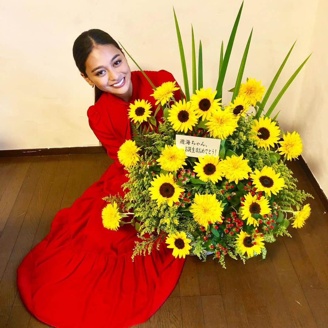 遊海 Yuumiさんのインスタグラム写真 - (遊海 YuumiInstagram)「びっくりのヒマワリ🌻 😊今年のお誕生日は沢山の方に祝っていただけてすごく嬉しいです、そしてコメントやメッセージでお祝いの言葉皆さま本当にありがとうございます、嬉しいです😊 ひまわり🌻のような23歳になります！ お花送っていただきありがとうございます😊 Surprised sunflower 🌻 This year many people celebrated my birthday. So much appreciation!! I will be a 23 thats like sunflower 🌻 thank you everyone for all your wishes and support always 😊❤️ #appreciation #thanful #birthday #birthdaywishes #mybirthday #love #july10 #thankyou #感謝 #誕生日 #ひまわり #sunflower.」7月10日 19時01分 - yuumi_kato