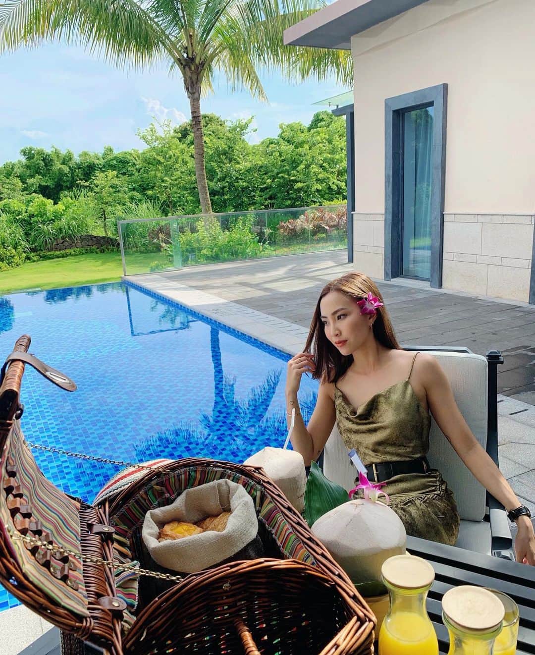 ソニアのインスタグラム：「Hospitality at its finest @ritzcarlton 💚 Whisked away to a private villa for a picnic this afternoon!! We’ve been doing almost 12 hour filming days all this week so this was a much needed break 🥐🍑🥥 Thank you @yangzixisummer for taking care of us at the Ritz-Carlton Haikou. I NEED to come back here for a holiday.  #travel #luxury #vacation #china #hainan #holidaydestination #shotoniphone #travelssbd @ssbdtravel」