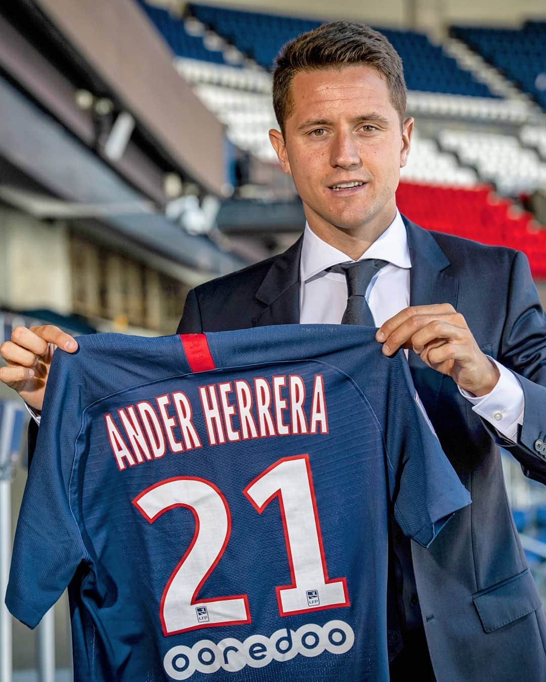 UEFAチャンピオンズリーグさんのインスタグラム写真 - (UEFAチャンピオンズリーグInstagram)「🤔 Which midfielder would you love at your club?⁣ ⁣ 🔴🔵 New Paris number 21 Ander Herrera 👍⁣ ⁣ #UCL #transfer」7月10日 18時56分 - championsleague