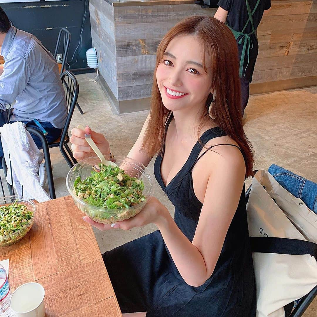 得あゆさんのインスタグラム写真 - (得あゆInstagram)「サラダ食べてるだけでたのしー🥗✨ ハッピーマン🥰 ・ ・ ・ ・ ・ ・ ・ #クリスプサラダワークス#麻布十番#東京#ランチ#お昼ごはん#おやつ#サラダ#デザート#ファッション#夏#女子会#ヘルシー#ダイエット#スタイル#美容#健康#美肌#美白#大人女子#大人カジュアル#インスタ映え#カメラ女子#グルメ#japanesegirl#salad#healthy#diet#style#lunch#vegetarian」7月10日 18時56分 - tokuayu819