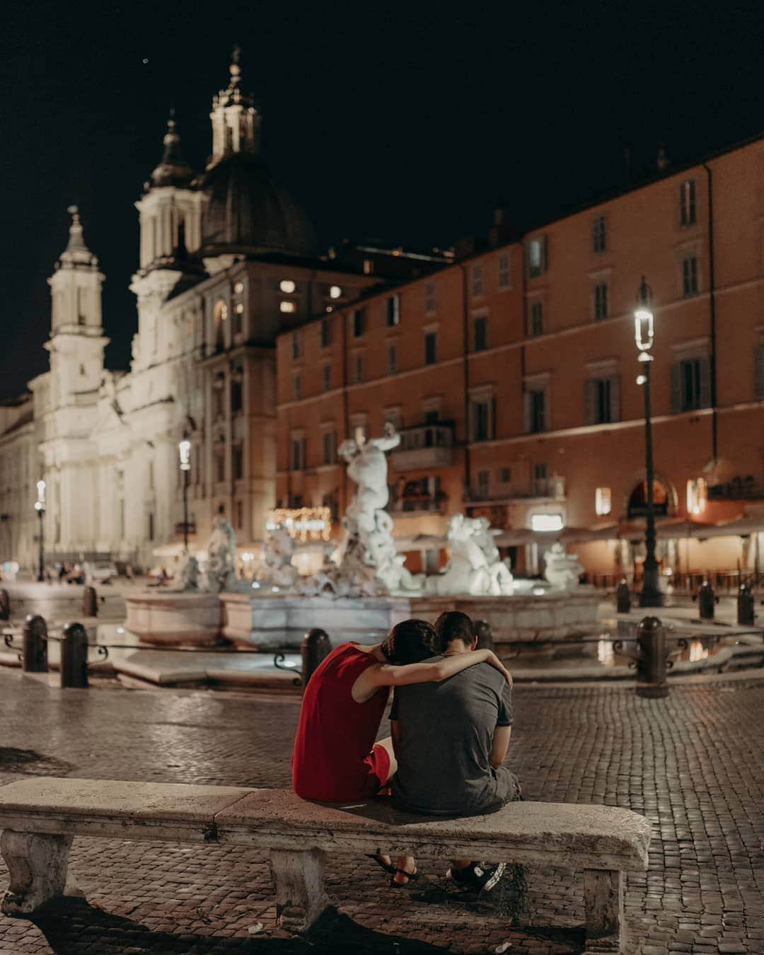 Putri Anindyaさんのインスタグラム写真 - (Putri AnindyaInstagram)「Before goodbyes // one of my favorite thing to do is watching strangers. Especially a couple. Sometimes it can be a short love story, or a sad one. This couple made me wonder cause when i arrived for the first time in Piazza Navona, this couple caught my eyes. At the first moment I thought it was romantic, then when i edited this photo yesterday, there's so much more feelings and stories in the gesture of this couple.  I sent this picture to my friend @saidaliiii and i said, "do you love it? “ then he replied," sad.. It looks like they want to separate". Well, who knows.  So, if you can make a title of a movie or a book that based on this moment, what will you make? 🤔❤️ . . Taken with @sonyalpha_id #a7iii 35mm 1.4 zeiss distagon #sonyalpha_id」7月10日 18時59分 - puanindya