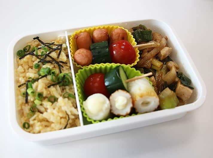 エバラ食品さんのインスタグラム写真 - (エバラ食品Instagram)「【 #エバラ社員のお弁当 】 社会人になって初めて作ったお弁当。 30分で完成させることができました＾＾ . こんにちは、東京支店の中島です。エバラでは月に一度、社員たちが自社商品を使った手作りのお弁当を持ち寄る「お弁当の日」を実施中。みんなでお弁当を食べながらコミュニケーションを図っています＾＾ . 「お弁当の日」に参加するのは今回が初めて。新品のお弁当箱に「 #やきとりのたれ 」を絡めた鶏肉と長ねぎとたまねぎ、「 #浅漬けの素 」で漬けたきゅうりとミニトマト、「 #プチッとごはんズ あさりバター風味」で作った深川風焼きめしなどを詰めました。 . 自社商品をフル活用して、なんとか30分で完成させることができましたが、栄養や彩りのバランスには苦労しました。母は自分が中学・高校の６年間、毎日こうした苦労をしていたのだと思うと、すごいなと思う気持ちと同時に、感謝の気持ちがこみ上げてきました。これまで、たくさんおいしいごはんを作ってくれた母に、料理でお返しができるよう腕を磨いていこうと思います。 . ▼「やきとりのたれ」を使ったおかずの作り方は、こちらからどうぞ http://bit.ly/2YHC9sg . ▼深川風焼きめしの作り方は、こちらからどうぞ http://bit.ly/2TNGQOH . #エバラおいしいレシピ #エバラ食品 #おうちごはん #レシピ #お弁当 #おべんとう #obento #鶏肉 #長ねぎ #浅漬け #きゅうり #ミニトマト #深川めし #焼きめし #instafood #foodstagram」7月10日 19時00分 - ebarafoods