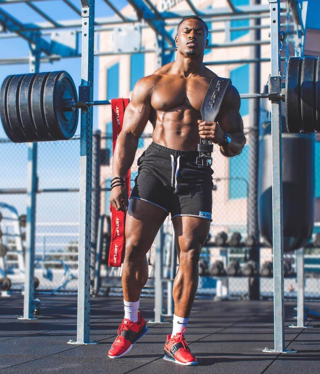 Simeon Pandaさんのインスタグラム写真 - (Simeon PandaInstagram)「I strap & belt up from 3 plates up, when do you use yours? ⤵️ @justliftofficial Belt & Knee Wraps from SIMEONPANDA.COM Shorts from JUSTLIFT.COM⁣ ⁣ #simeonpanda #justlift #teamjustlift」7月10日 19時14分 - simeonpanda