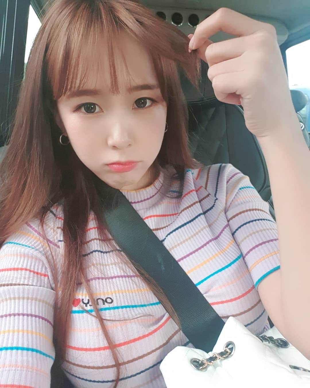 ウェイ のインスタグラム：「비오는날 촬영💦 앞머리감당이 안돼🤔 Filming on a rainy day🌦🌦🌦」