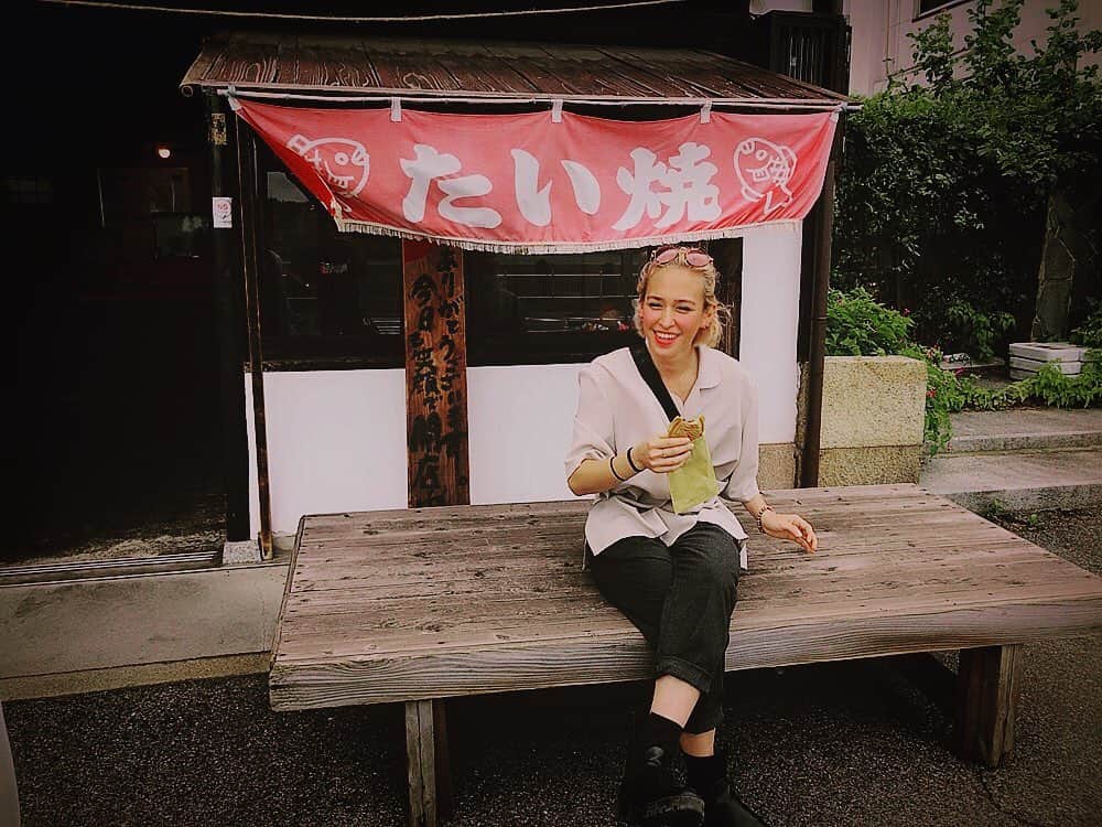 ダンドイ舞莉花のインスタグラム：「えみりの休憩タイム  #鞆の浦 #広島 #たい焼き #hiroshima #tomonoura #lilsis #travel #food」