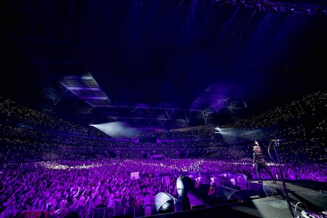 Bon Joviさんのインスタグラム写真 - (Bon JoviInstagram)「Our Wembley Wednesday continues with photos from the night. Who was there?? #thinfstour #bonjovimemories @wembleystadium 📸: Denis O’Regan」7月10日 19時22分 - bonjovi