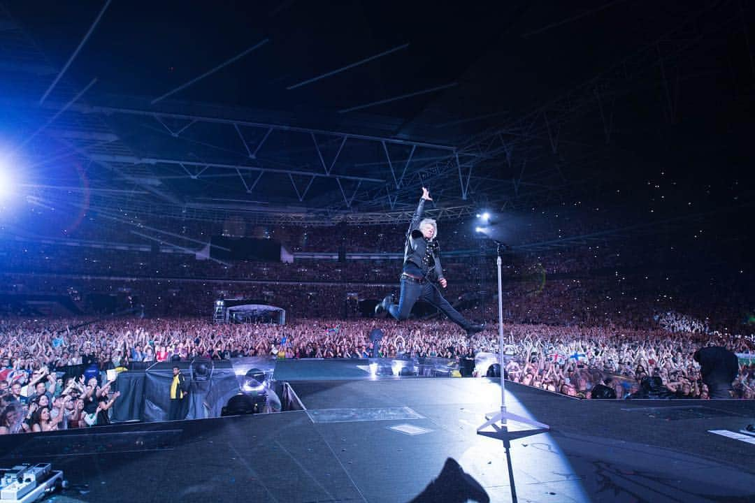 Bon Joviさんのインスタグラム写真 - (Bon JoviInstagram)「Our Wembley Wednesday continues with photos from the night. Who was there?? #thinfstour #bonjovimemories @wembleystadium 📸: Denis O’Regan」7月10日 19時22分 - bonjovi