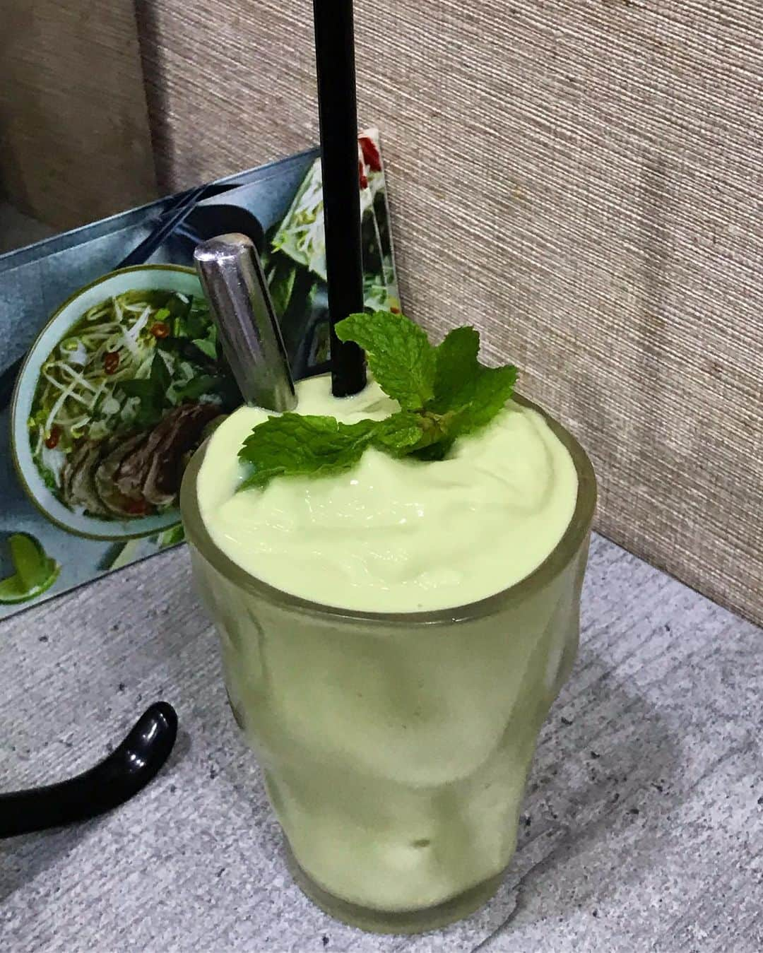 Li Tian の雑貨屋さんのインスタグラム写真 - (Li Tian の雑貨屋Instagram)「Probably the one of the most avocado-ish Avocado Milkshakes I’ve ever had because each glass is said to be made with ONE whole avocado and the best thing is that NO sugar is added!😋👍 Thanks @ailinlm for recommending this hidden eatery that’s run by a deaf Vietnamese couple :)Not only were the food delicious and so reasonably priced, you can also taste the warmth and sincerity put in by the lovely duo. Now I understand why my friend keeps coming back again and again  Signs a Taste of Vietnam Pho Midpoint Orchard (COURTS), #B1-07  Nearest Station: Somerset • • • #sgeats #singapore #local #best #delicious #food #igsg #sgig #restaurant #exploresingapore #eat #sgfoodies #gourmet #yummy #yum #sgfood #foodsg #burpple #exploresingapore #beautifulcuisines #bonappetit #instagood  #eatlocal #vietnam #musttry」7月10日 19時25分 - dairyandcream