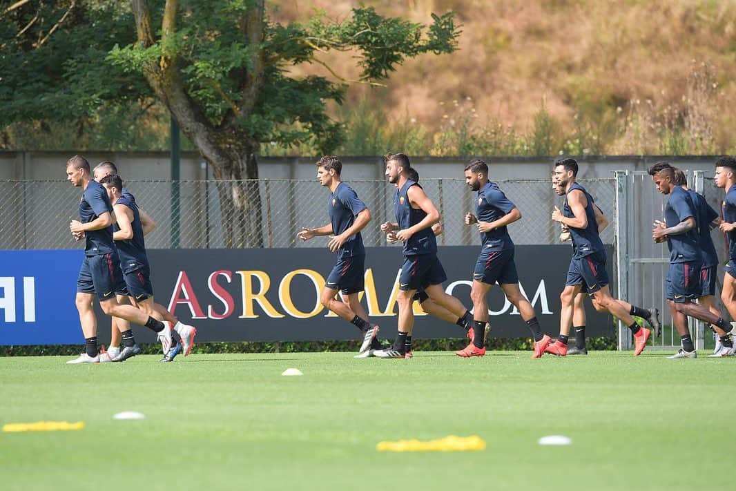 ハビエル・パストーレのインスタグラム：「Entrenamiento matutino ⚽️💪」