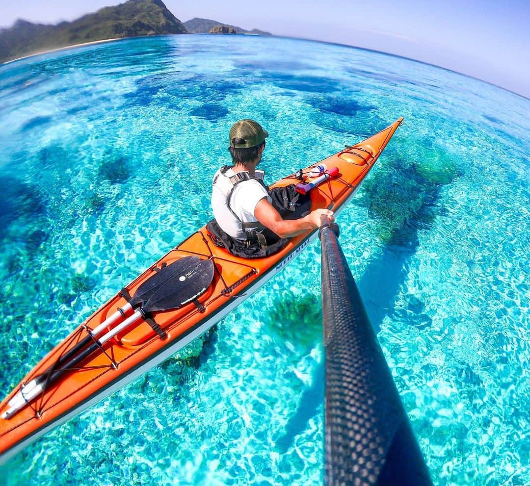 のインスタグラム：「どうせ一息つくなら宝石のような海面で。 📷 @7y.takuya ・ ・ ・ #GoPro #GoProJP #GoProのある生活 #西表島 #カヤック #シーカヤック #海 #Kayak」